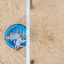 Des enfants se balançant sur un Swing Seat GBNS bleu dans l’aire de jeux.