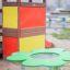 Clover Play Table dans une aire de jeux.