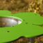 Clover Play Table vert avec vasque en acier inoxydable.