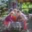 Des enfants jouent à Octopus Play Table dans une aire de jeux