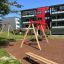 Bench, Steel Construction dans une aire de jeux moderne avec des immeubles d’appartements en arrière-plan