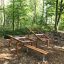 Banc de fitness extérieur, structure en acier, dans un parc forestier.