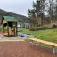 Bench, Steel Construction dans une aire de jeux pour enfants avec un environnement verdoyant
