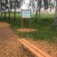 Banc en bois avec pieds en acier dans un parc.