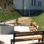 Ryga Bench w/ Backrest dans une cour d’appartement moderne'