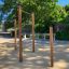 Station de fitness extérieure avec des barres de traction pour l’exercice dans un parc.