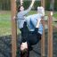Enfants jouant sur des barres de traction dans une aire de jeux extérieure.