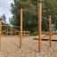 Barres de traction en bois dans un terrain de jeu extérieur.