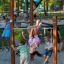 Pull up bars sur une aire de jeux avec des enfants qui jouent et grimpent