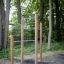 Barres de traction pour l’exercice en plein air dans une zone boisée.