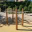 Équipement de fitness extérieur Bars I installé dans un parc.