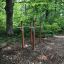 Station de fitness extérieure Bars I dans une forêt.