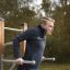 Homme faisant de l’exercice sur l’équipement de fitness extérieur Bars II.