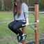 Fille utilisant l’équipement de fitness extérieur Bars II.