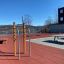 Équipement de fitness extérieur Bars II sur une aire de jeux sur le toit avec une vue panoramique sur les montagnes en arrière-plan