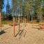 Équipement de fitness extérieur en bois Bars II dans un cadre forestier.