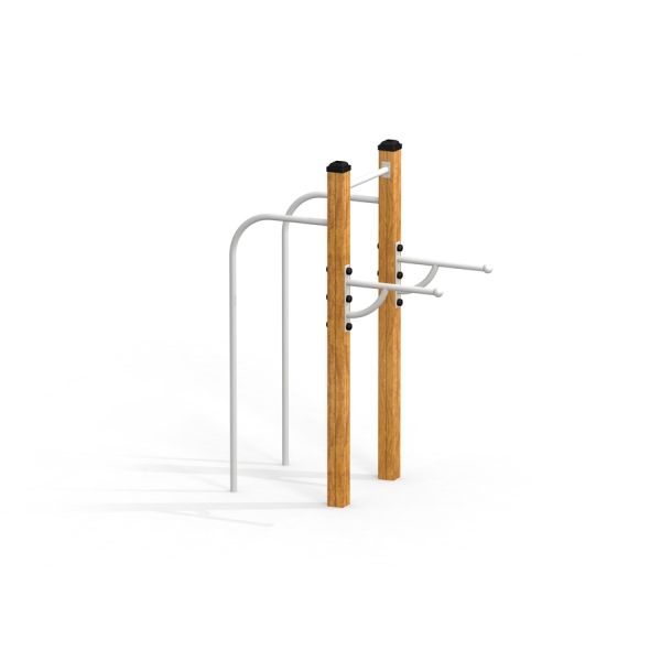 Équipement de fitness extérieur Bars II avec des poteaux en bois et des barres métalliques.