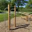 Équipement de fitness extérieur pour le calisthenics Bars II dans un parc.