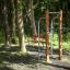 Équipement de fitness extérieur Bars II dans un cadre forestier.