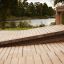 Banc à abdominaux en planches de bois dans un cadre extérieur au bord d’un lac.