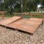 Banc à abdominaux en bois dans un cadre de parc.