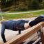 Homme faisant de l’exercice sur un banc à abdominaux à l’extérieur par une journée ensoleillée.