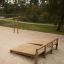 Banc à abdominaux pour l’exercice en plein air dans un parc.