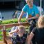Enfants utilisant un banc à abdominaux dans une salle de sport en plein air.