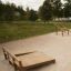 Banc à abdominaux en bois dans un parc extérieur.