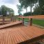 Banc à abdominaux en bois dans un parc de fitness extérieur