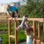 Enfants jouant sur l’équipement de jeu OverĂ˘â‚¬under en extérieur.