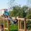 Enfants jouant sur la structure d’escalade OverĂ˘â‚¬under dans un parc.