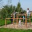 Enfants jouant sur l’équipement de jeu Overâ€“under dans un parc.