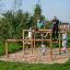 Enfants jouant sur la structure de jeu OverĂ˘â‚¬under.