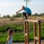 Enfants jouant sur une structure de jeu extérieure en bois OverĂ˘â‚¬under.