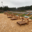 Équipement de fitness extérieur Platform 90 dans un parc recouvert de copeaux de bois.