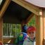 Des enfants jouent dans un Sand Pavilion single playhouse.
