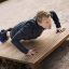 Homme faisant de l’exercice sur un banc de fitness en bois Platform 180.