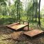 Plateforme en bois extérieure nommée Platform 180 au milieu d’une zone forestière.
