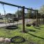 Ensemble de balançoires Nature Swing Frame 1(BNS) +2 avec plusieurs balançoires dans une aire de jeux.