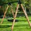 Swing Frame 1(BNS) +1 (double swing) dans un parc verdoyant