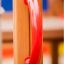 Vertical wooden ladder avec poignée rouge