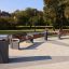 Bancs extérieurs modernes et Chicago bin dans un parc.