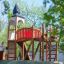 Alcazar playground castle avec toboggans et structures d’escalade dans un parc