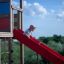Enfant glissant sur le Searobber Castle II castle with slide.