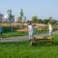 Des enfants jouent sur un Balancer dans un parc.