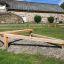 Équipement de terrain de jeu extérieur en bois Balancer sur une surface de gravier.