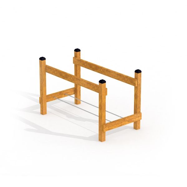 Structure de jeu en bois Chain Bridge avec poutres horizontales et chaîne au milieu.