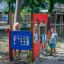 Des enfants jouent sur la structure de aire de jeux Gas Station.