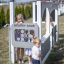 Des enfants jouent sur la structure de aire de jeux Gas Station par Lars Laj.